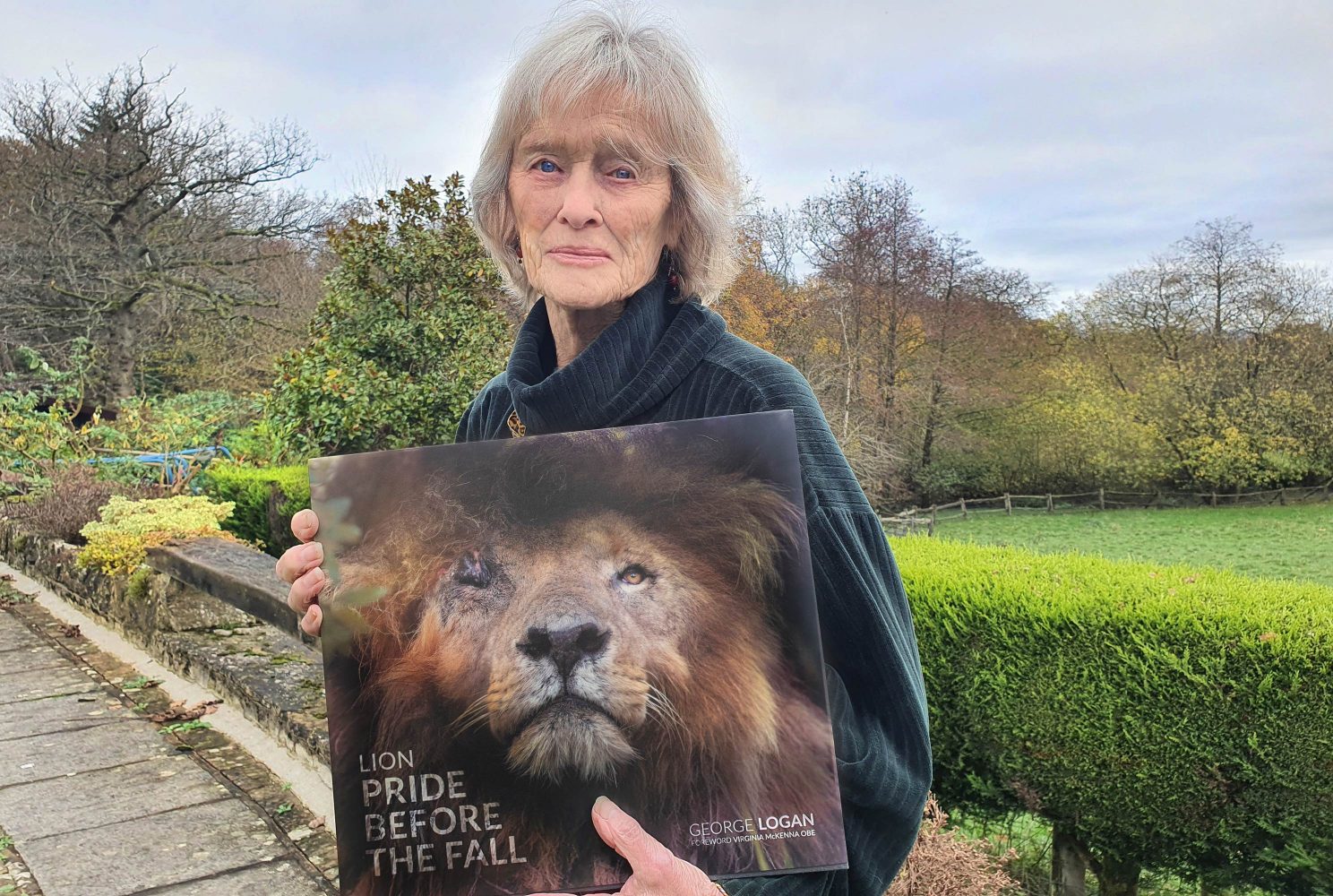 - Virginia McKenna OBE with her copy of Lion: Pride Before The Fall - George Logan
